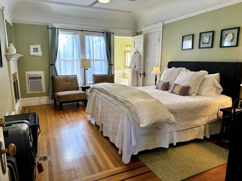 E6575EC6-FD9B-4CC3-883F-E483A232E9B0_1_201_a